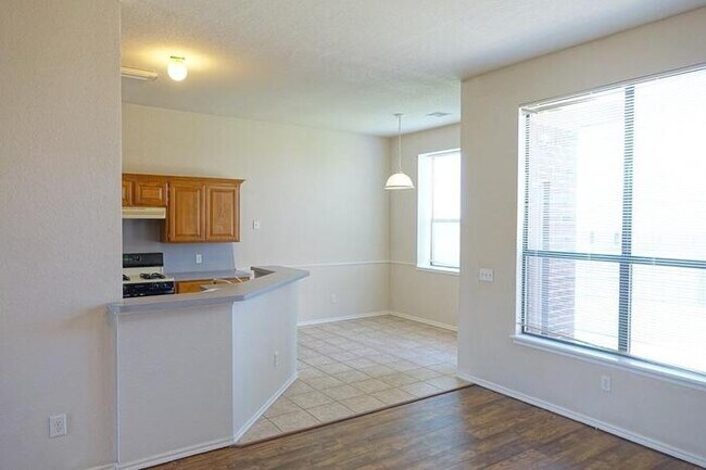 Building Photo - Gorgeous Edmond Home!