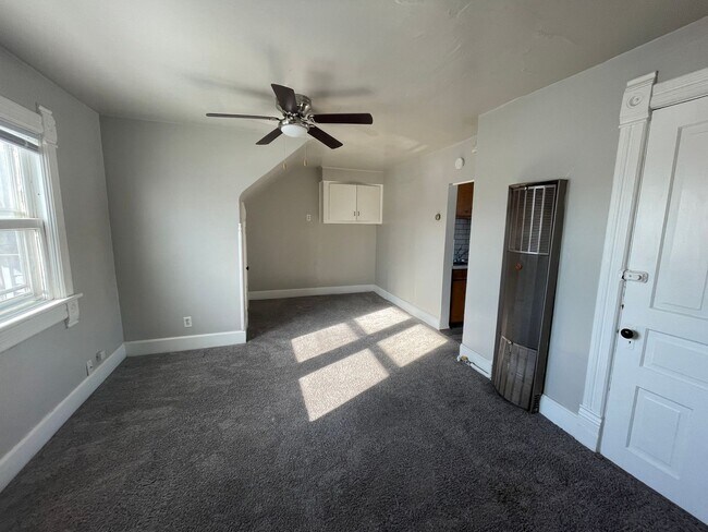 Foto del edificio - ELECTRIC & GAS INCLUDED!! Studio Upper Apartment