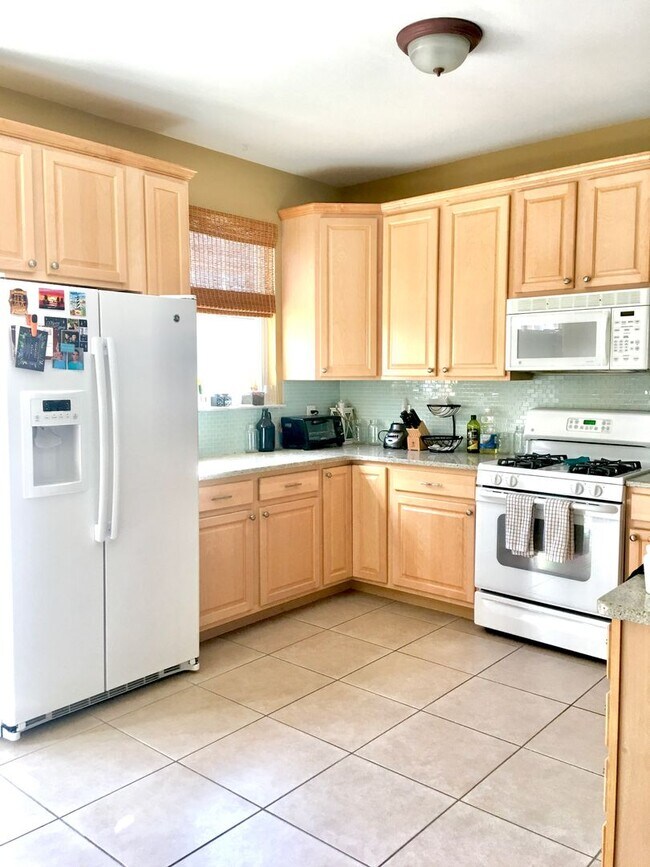 Building Photo - 3-Bedroom Townhouse In Bridgeport Availabl...