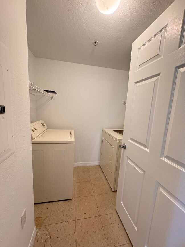 Foto del edificio - 6906 W Sample Rd