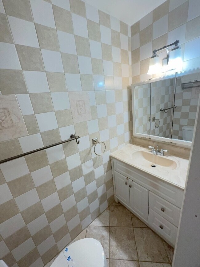 Building Photo - Charming 3 Bedroom, 2 Bathroom Home - 319 ...