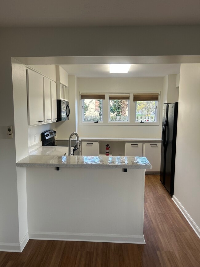 Building Photo - 694 Broadway