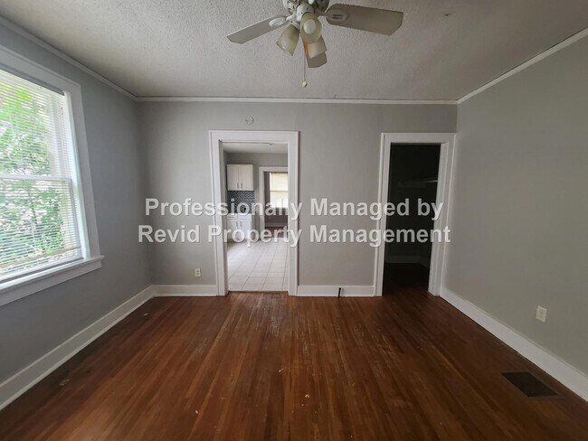Building Photo - Large upstairs apartment in Midtown!