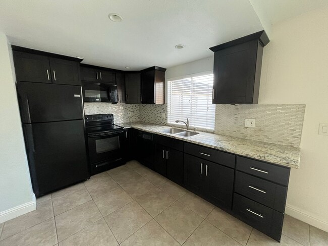 Building Photo - Spacious 3 Bedroom 1.5 Bath!!