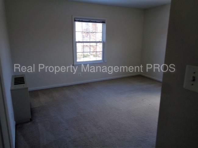 Building Photo - 3336 Spring Ln