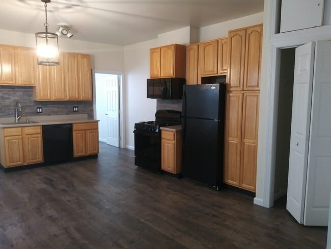 Custom Oak Cabinets with Stone Countertops - 394 Woodlawn Ave