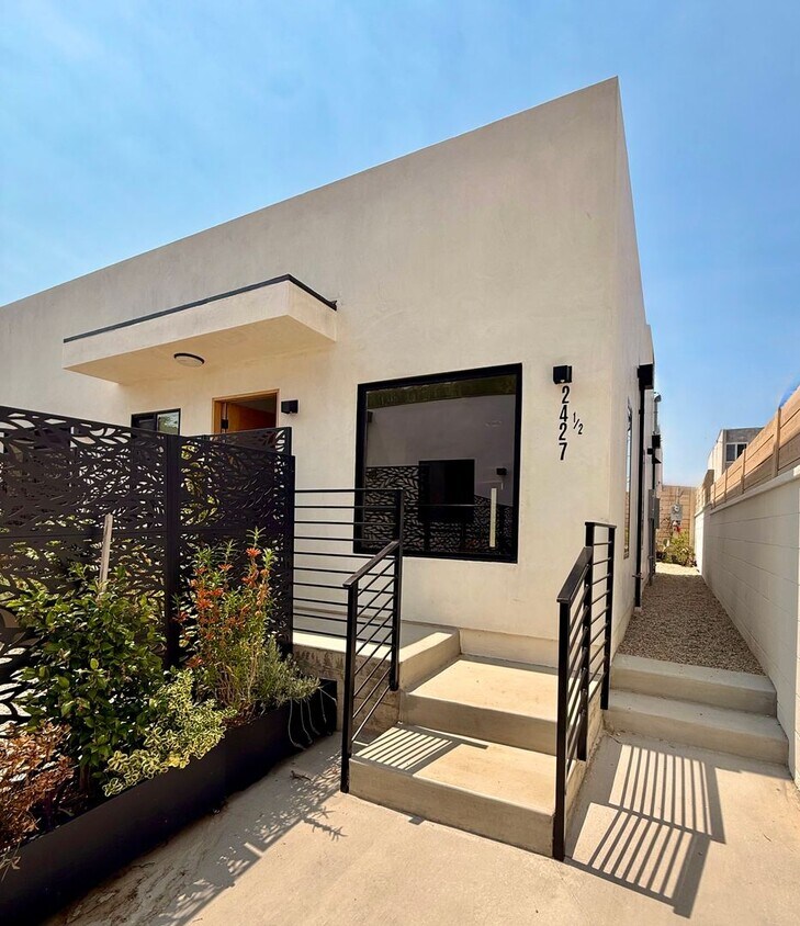 Foto principal - 2427 Shoredale Ave