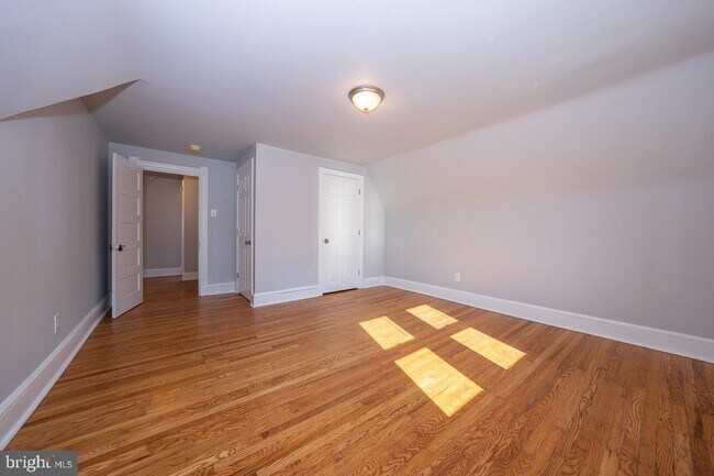 Building Photo - 211 Grayling Ave
