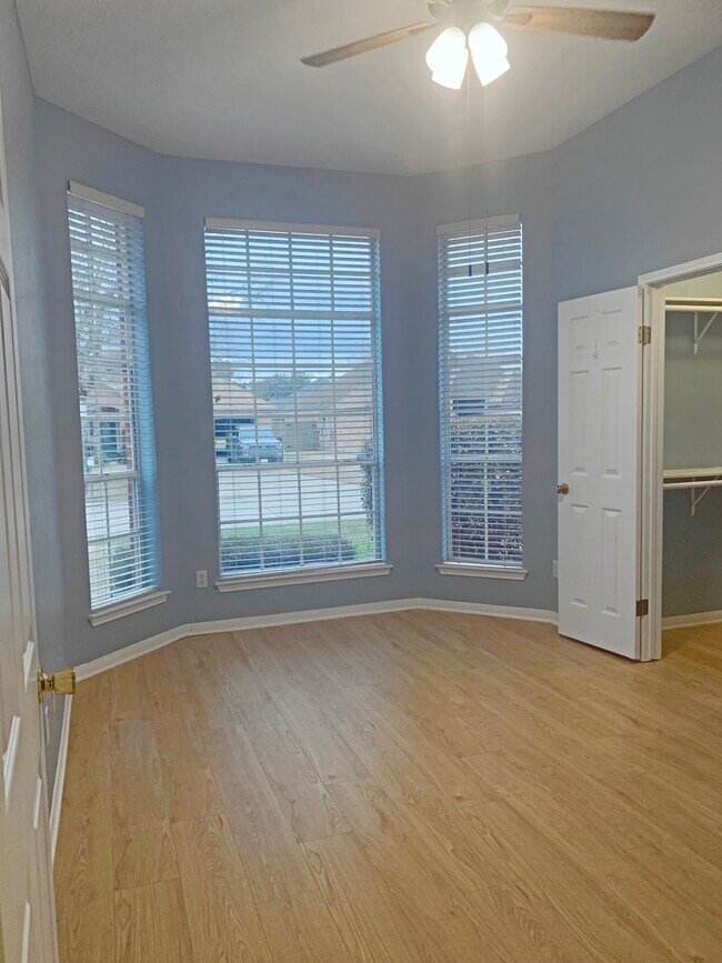 Foto del edificio - 7830 Blue Bonnet St