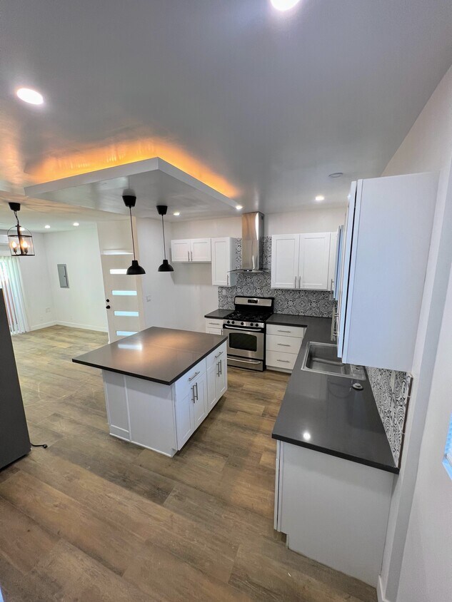 Foto principal - 5702 Vanalden Ave