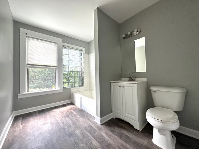 Building Photo - Amazing 5 Bedroom, 1 Bath house for rent!!