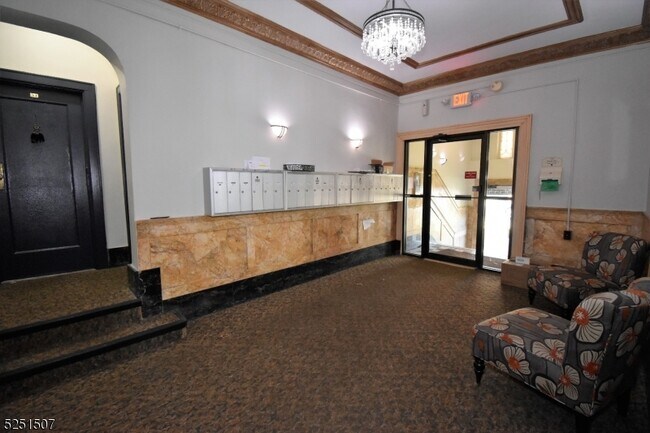 Building Photo - 303 Hamilton Pl