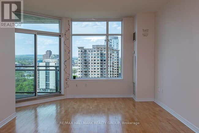 Photo du bâtiment - 570 Laurier Ave W