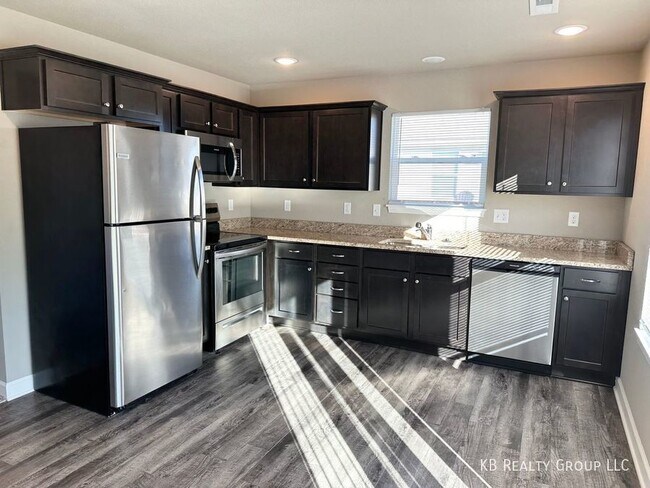 Building Photo - Newer 3 Bed Duplex in Blue Springs; Lee’s ...