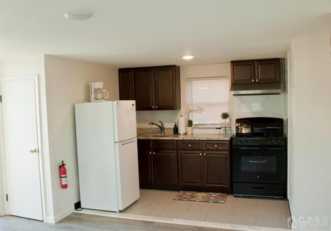 Foto del edificio - 3 Brookville Rd