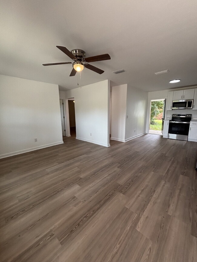 Building Photo - "Charming 2-Bed Oasis in Lynn Haven – Cozy...