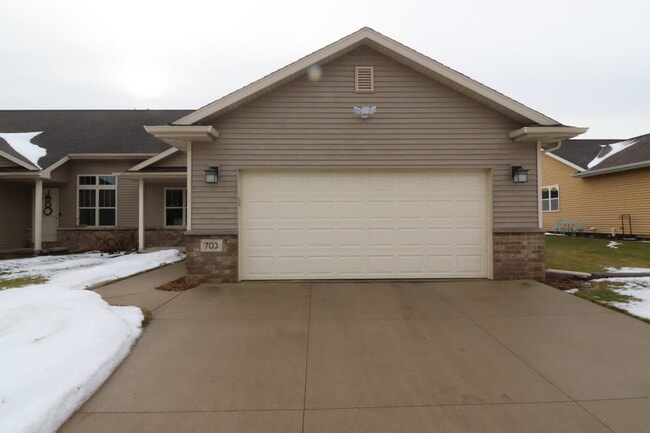 Building Photo - Large 3 Bedroom 2 Bath Townhouse style Duplex