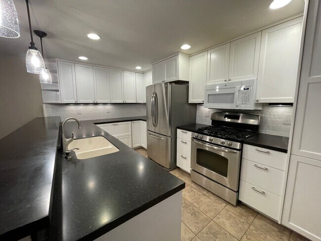 Foto del edificio - Fantastic 3 Bedroom Home with Spacious Yard! Small Pet Friendly!