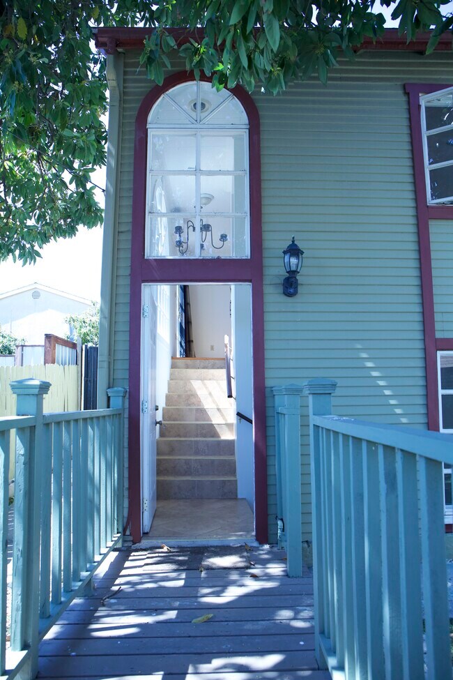Entry way - 215 Lake Shore Ter