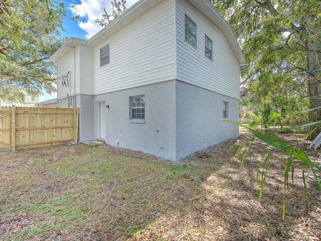 Foto del edificio - Very nice large 5 bedroom/3 bathroom home ...