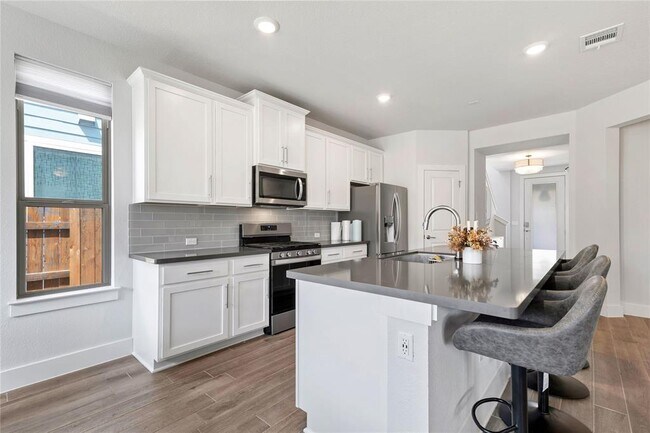 Foto del edificio - 8609 Cottage Rose Dr