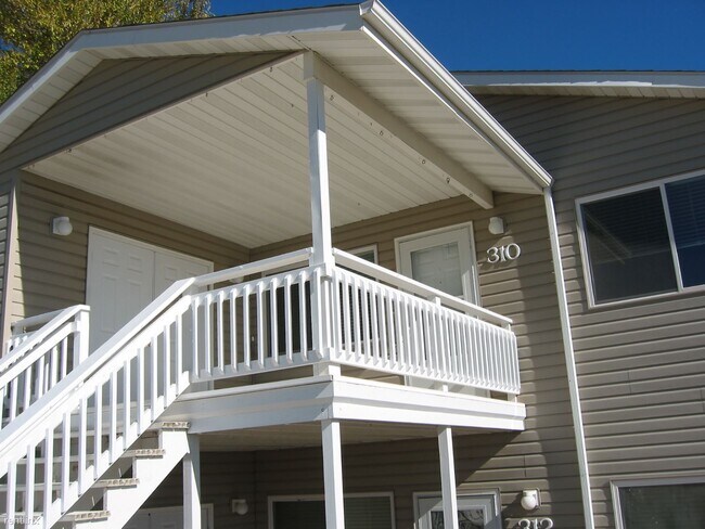 Building Photo - 3 br, 2 bath Townhome - 310 North Street 310