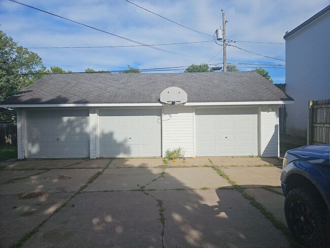 Foto del edificio - Single Family Home w/ Detached Garage