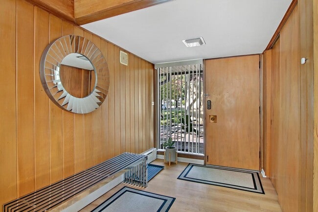 Foto del edificio - 435 Lynn Terrace