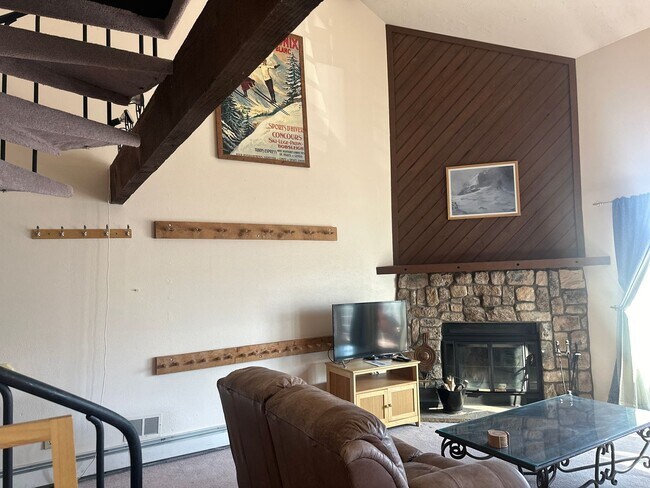Building Photo - 2 bed plus large loft! All utilities inclu...