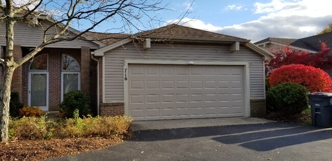 Building Photo - 716 Hilltop Ln