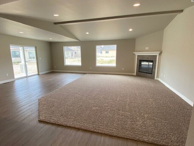 Foto del edificio - NEWER CONSTRUCTION!! Luxury 3 bedroom, 2 b...