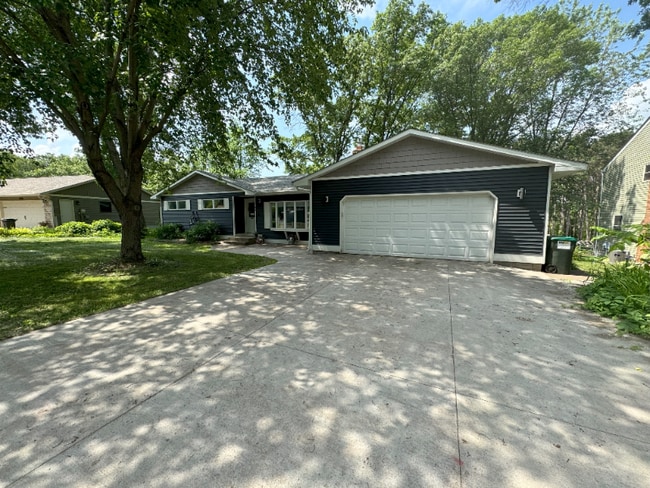 Building Photo - 1030 Sommers St N