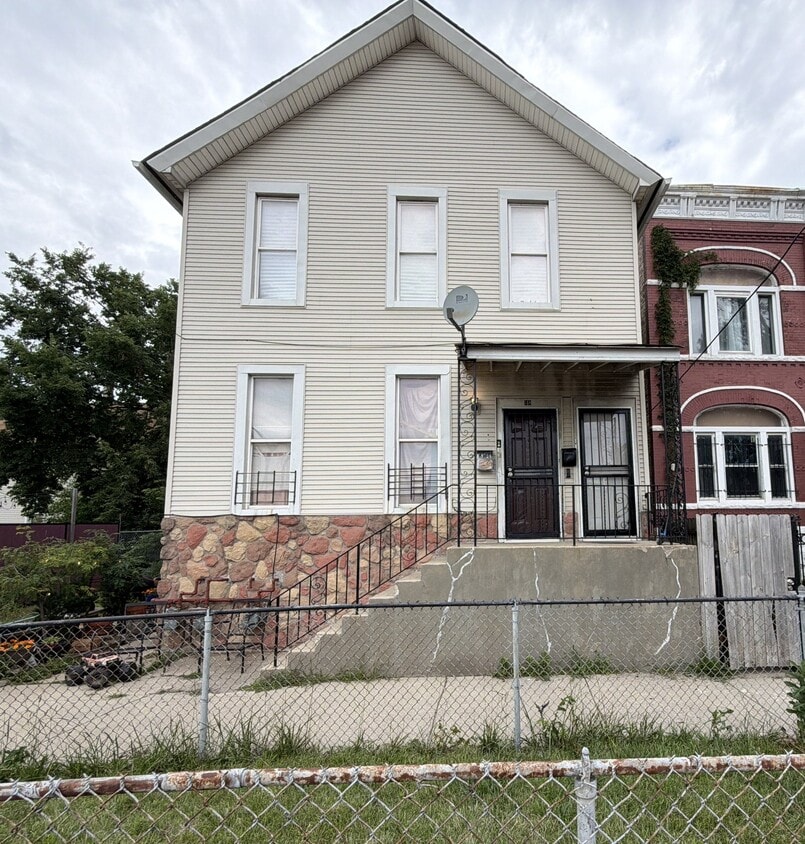 Photo - 148 W 66th St (Chicago, IL)