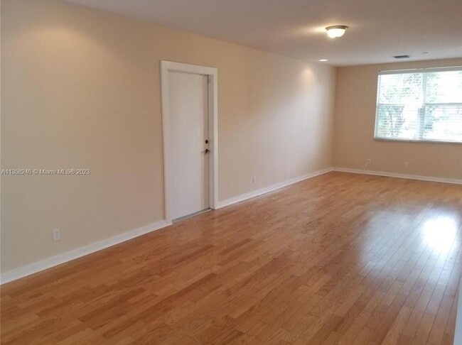 Foto del edificio - LARGE 3-bed, 3-bath townhome with 2-car ga...