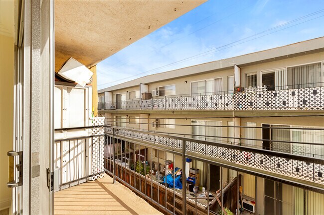 Foto del edificio - 7540 Hampton Ave