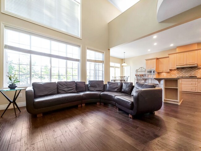 Building Photo - Spacious High-Square-Footage Home for Long...