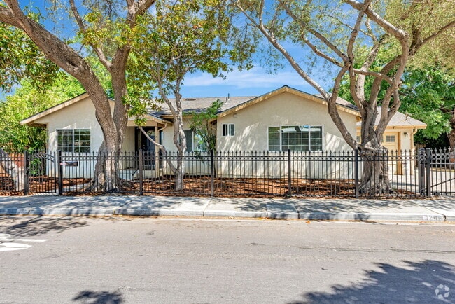 Building Photo - 1246 Hollyburne Ave