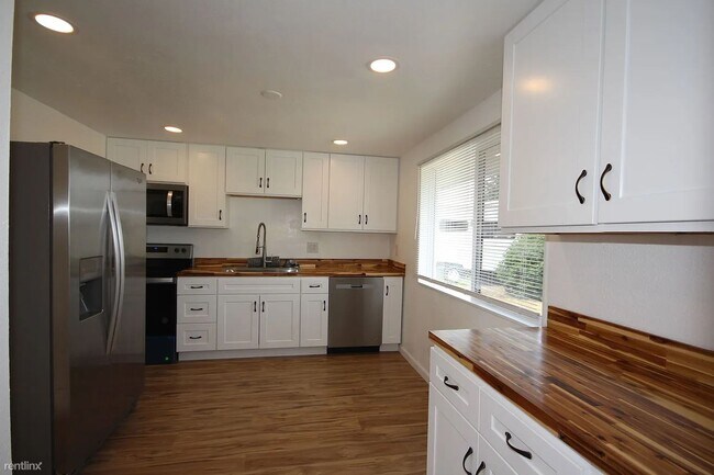 Building Photo - 3 br, 1 bath House - 4703 101st Street Sou...