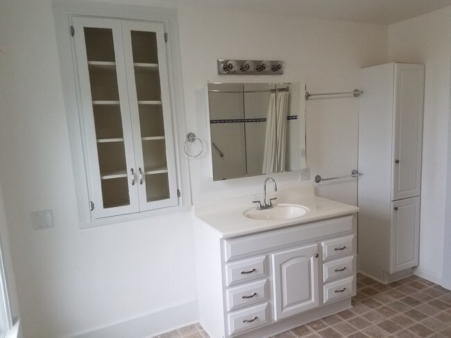 Building Photo - Betsie Bay Suites Apartments