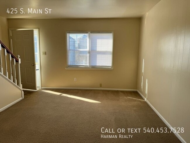 Building Photo - Well maintained 2 bedroom townhome