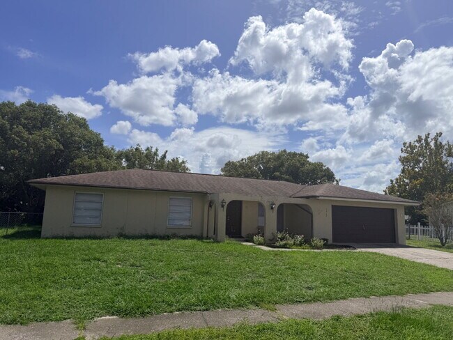 Foto del edificio - 3 Bedroom 2 Bathroom Oversized 2 Car Garage with a Pool!