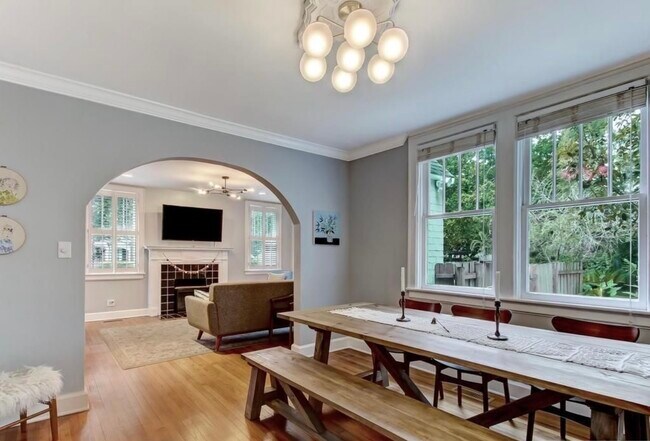Large dining room - 316 E 55th St