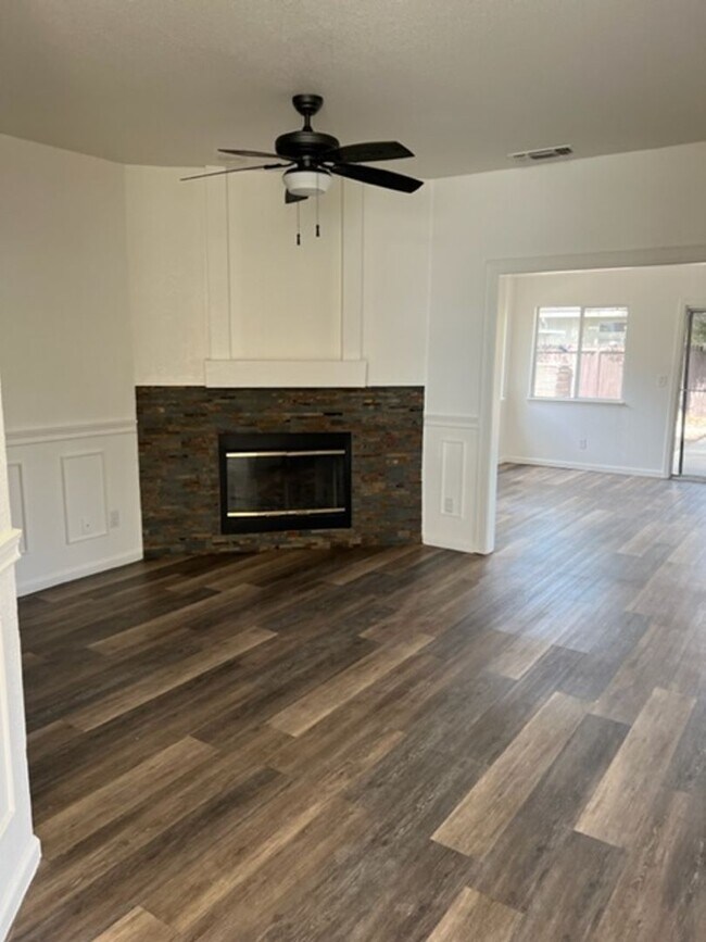 Foto del edificio - Spacious house in Elk Grove!