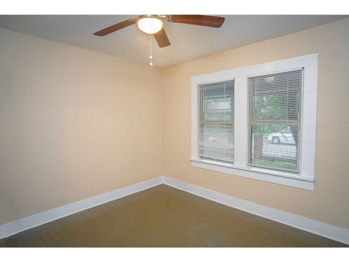 Primary Photo - 1323 Lamar St