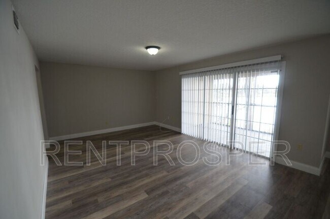 Building Photo - 3930 Versailles Dr