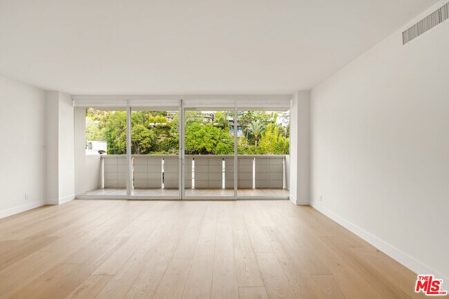 Foto del edificio - 8787 Shoreham Dr