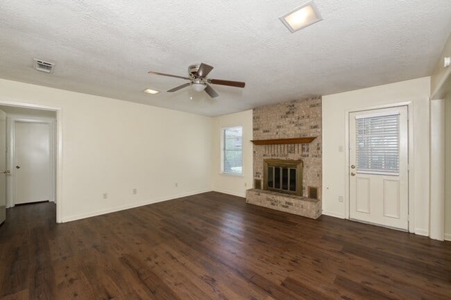 Building Photo - Bryan, 3 Bedroom 2 Bath Home!!! Covered ba...
