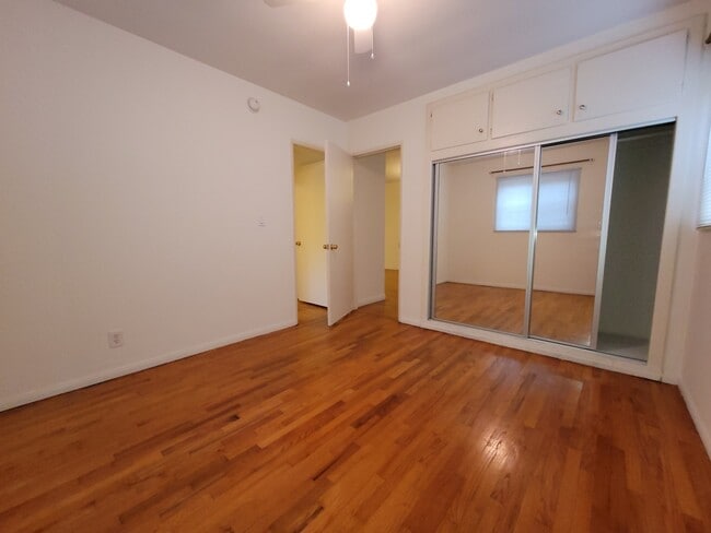 Building Photo - 2362 Walgrove Ave