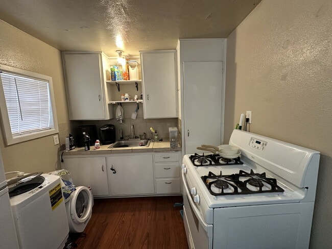 Building Photo - Charming & Cozy Back House Near Texas Tech!