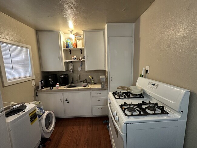 Foto del edificio - Charming & Cozy Back House Near Texas Tech!